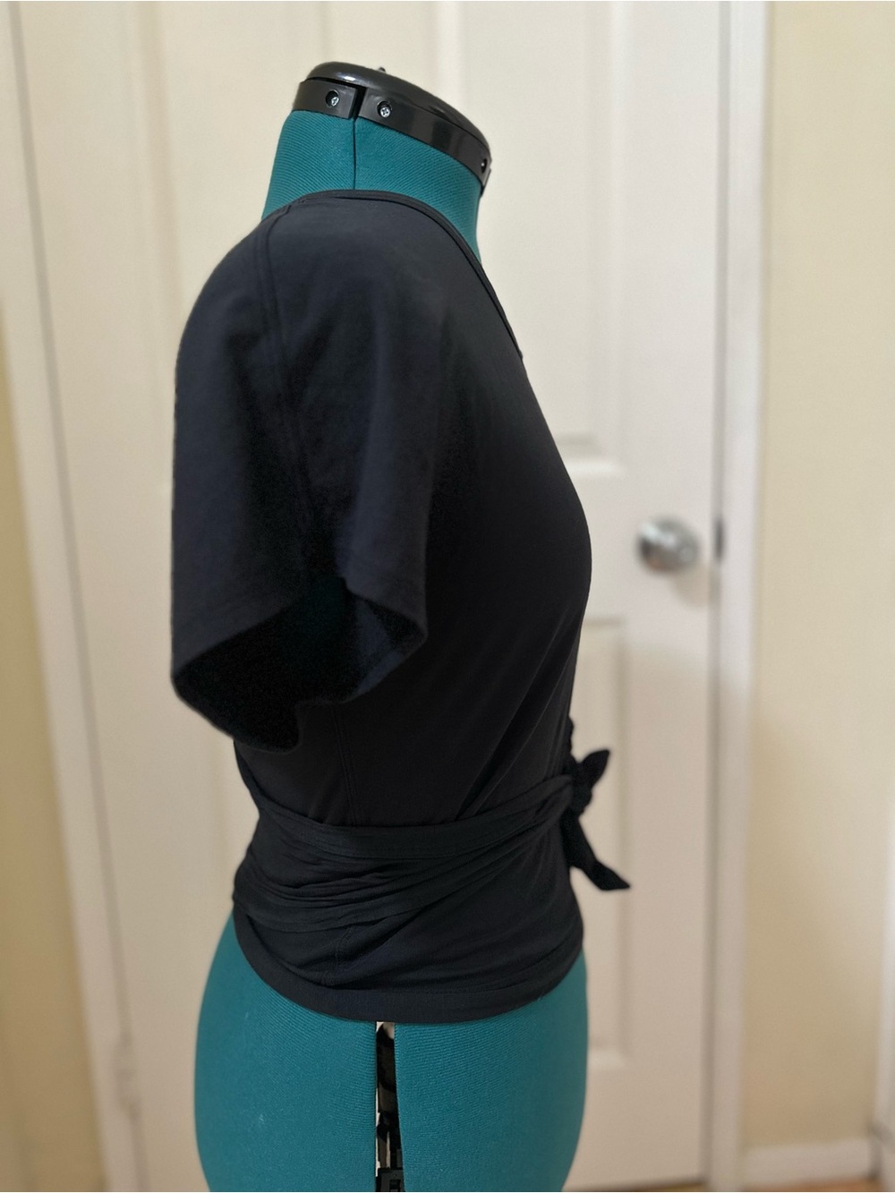 Lululemon It's A Tie Tee Cropped Wrap Shirt Black Sz 8 EUC $68 MSRP Pima Cotton - Picture 6 of 7